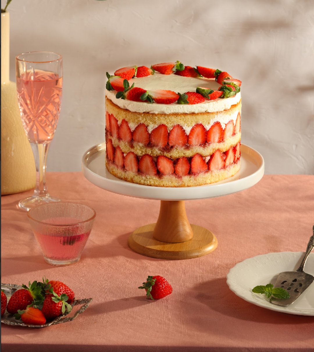 Sweet, vanilla cream cake with real strawberries