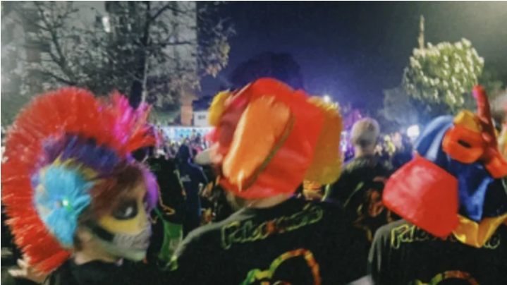  Shakira disfruta de los carnavales en Barranquilla: Logra camuflajearse junto a sus hijos durante la Guacherna